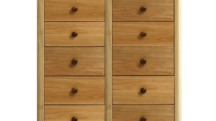 Light oak chest of drawers, adding a touch of elegance to any room. 