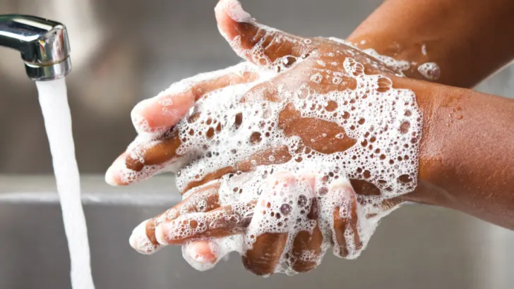wash hands urine hygiene